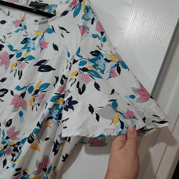 Lane Bryant White Floral Asymmetrical Short Flutter Sleeve Blouse in Size 26 - Picture 8 of 13